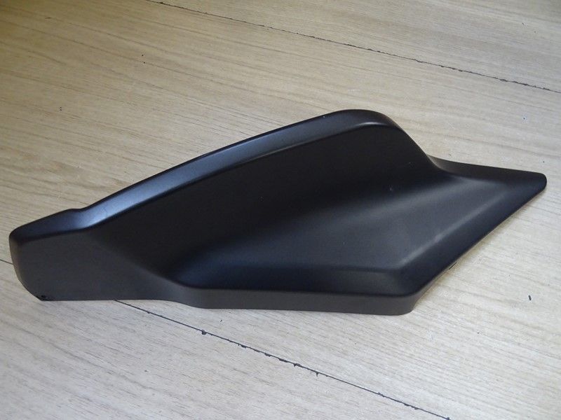 Carénage de repose pied arrière droit Suzuki 650 Burgman 2013/2018