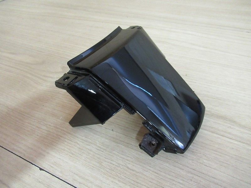 Raccord de caches latéraux Triumph 955i Sprint RS 2000-2003