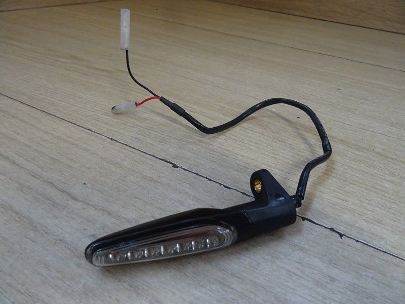 Clignotant led droit ou gauche à défilement en accessoire d'origine Triumph 
1200 Speed Triple à partir de 2021 et nombreuses autres applications