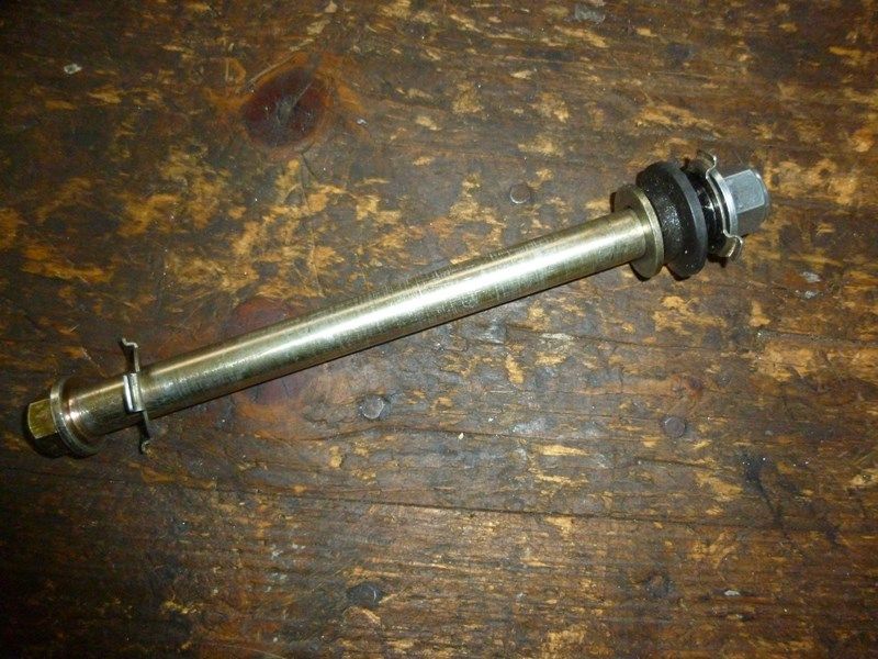 Axe de roue avant Yamaha 125 YBR
