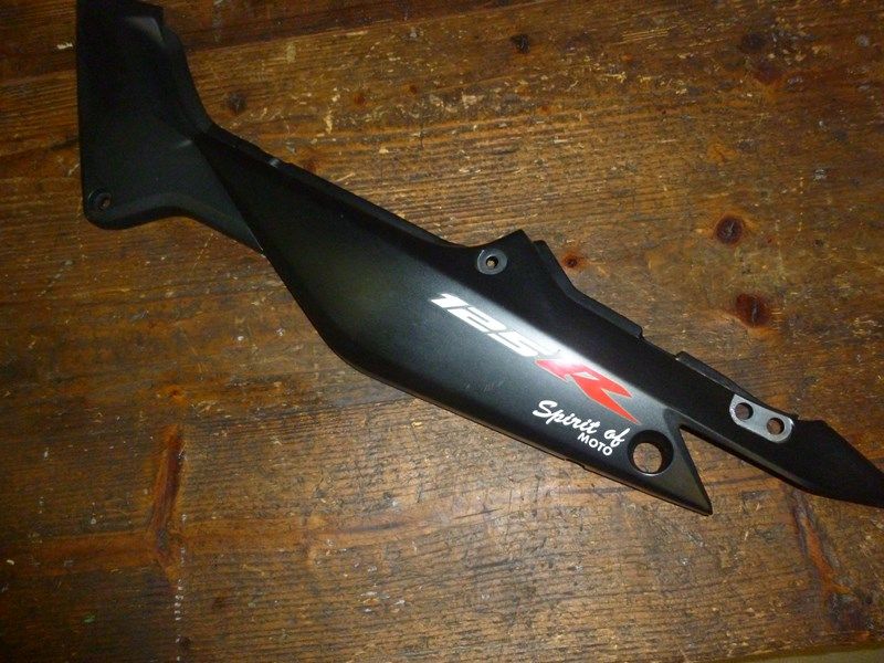 Cache latéral gauche Honda 125 CBR 