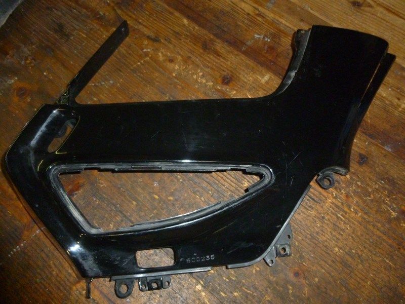 Demi flanc inférieur droit pour Honda ST 1100 Pan European (SC26)