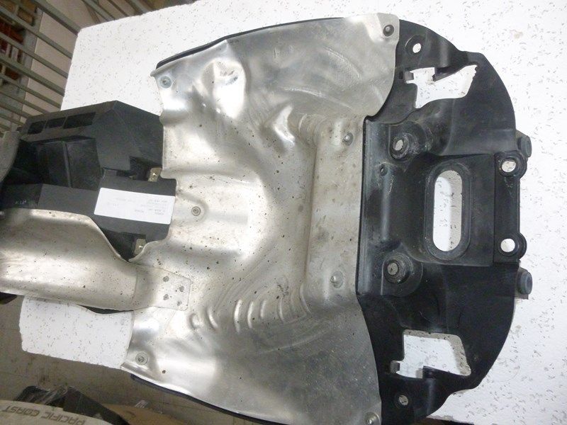 Partie interne de garde boue arrière Honda 800 VFR VTEC à partir de 2002 (RC46B)