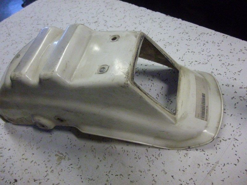 Garde boue arrière entourage de feu Suzuki 600 DR (SN41A)