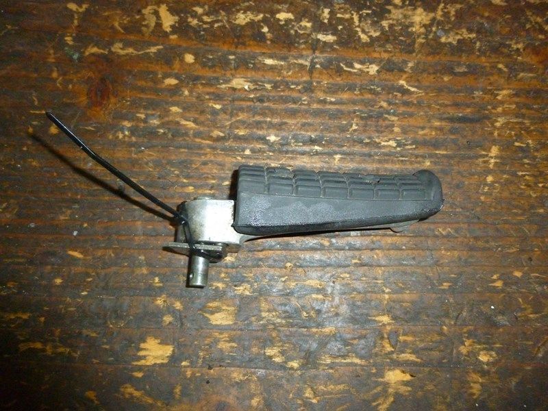 Repose pied passager droit Yamaha 600 Diversion