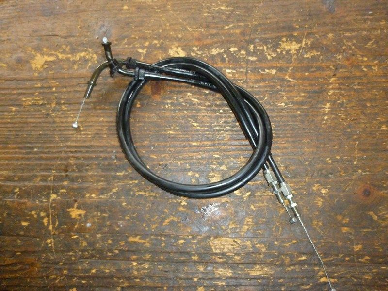 Jeu de deux câbles de gaz Suzuki 600 Bandit (JS1A8) 2000-2004