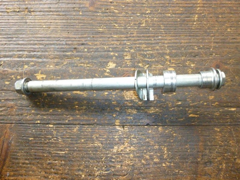 Axe de roue arrière Suzuki 600 Bandit 2000-2004