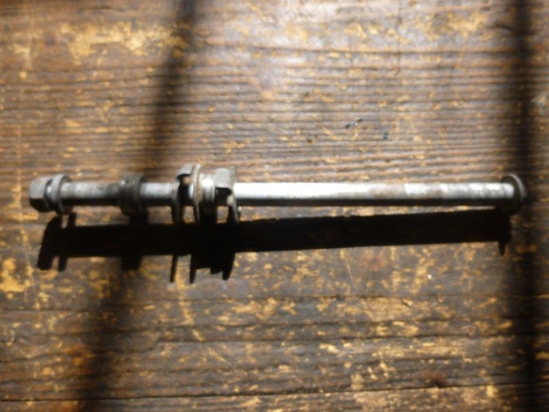 Axe de roue arrière Honda 600 Hornet (PC34)