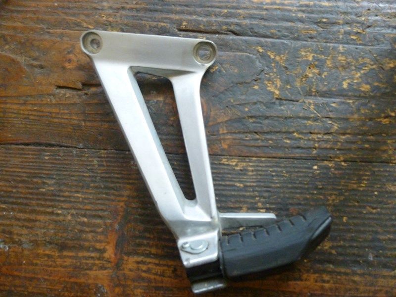 Platine arrière gauche Honda 125 CBR (JC34A)