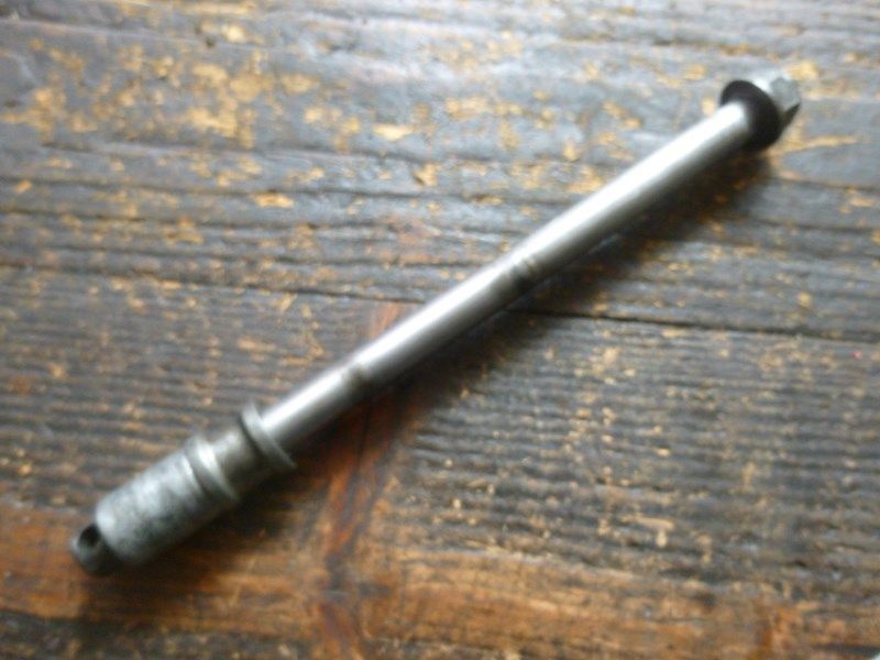 Axe de roue arrière Honda 750XLV (RD01)