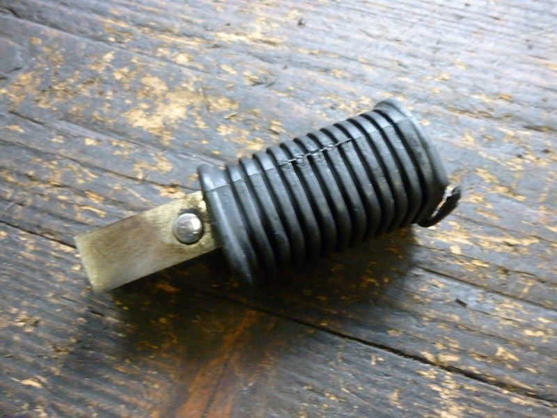 Repose pied passager droit Suzuki LS 650 Savage