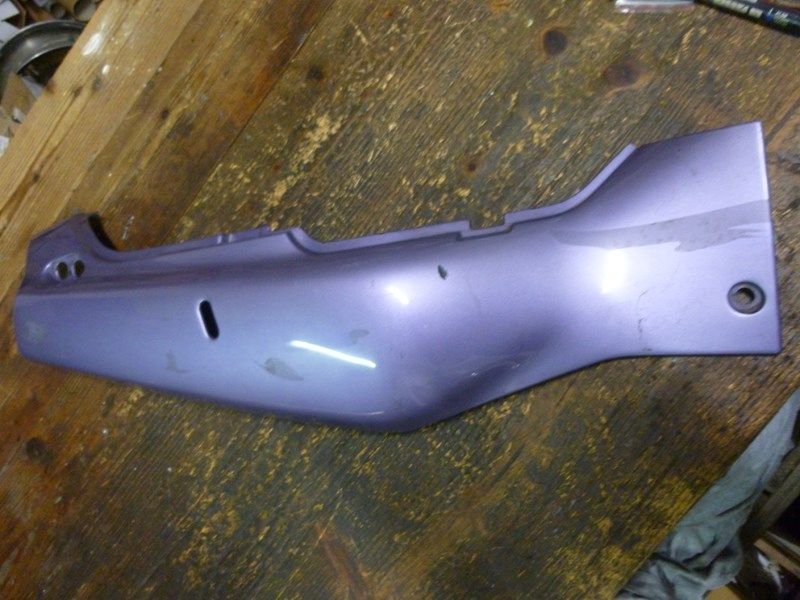 Cache latéral droit Suzuki 1100 GSXR 1993-94 (GU75D)