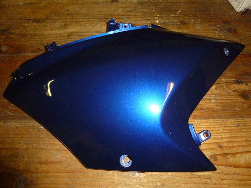 Flanc de réservoir gauche Suzuki DL 650 V-Strom 2009-11 (94431-27G00)