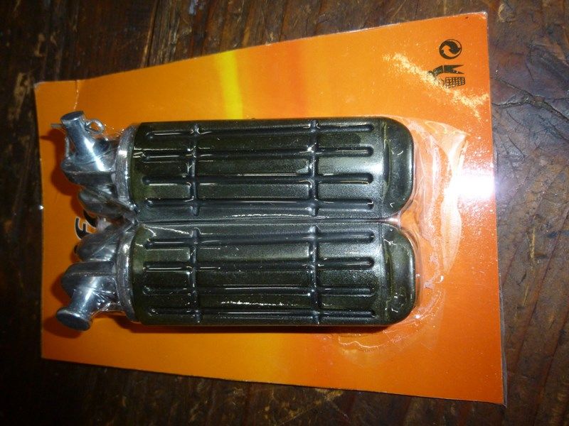 Paire de repose-pieds pilote neufs Yamaha XJ 600 Diversion N et S 1992-2002 (4BR et 4LX)