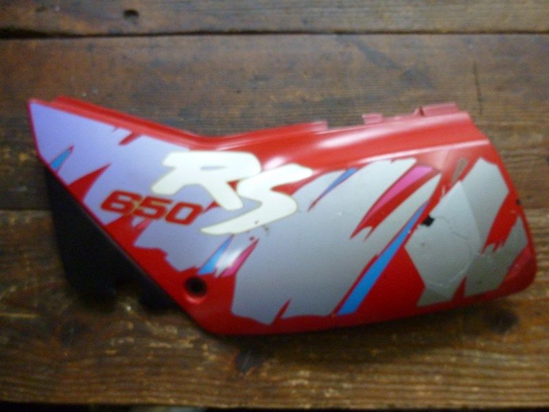 Cache latéral gauche Suzuki DRSE 650 (SP43A) 