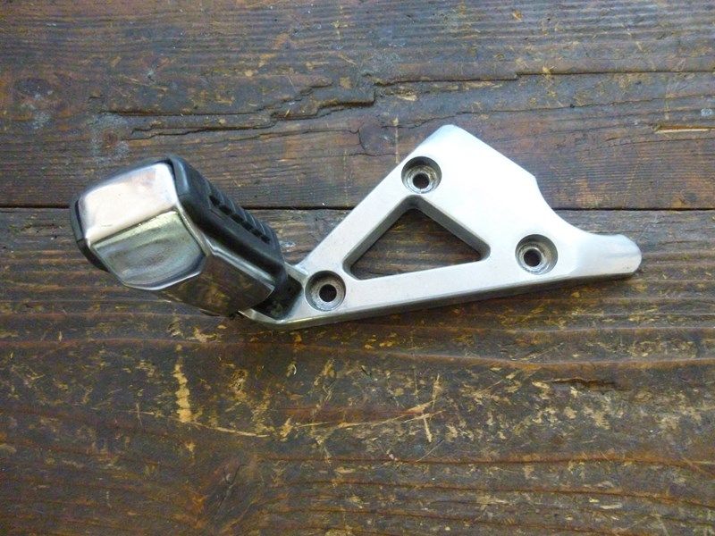 Platine repose pied arrière droit Honda VT500C (PC08)