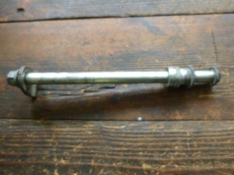 Axe de roue arrière Suzuzki 600 Bandit 2000-2004