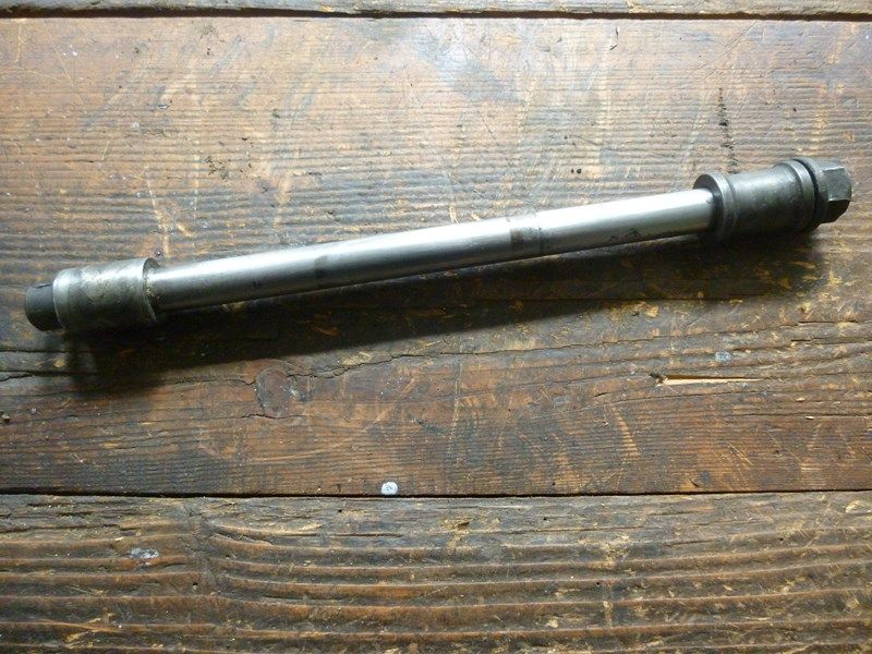 Axe de roue arrière Honda VT 500 C (PC08) 1983-86