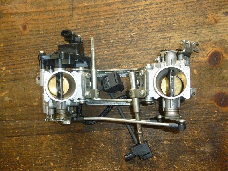 Rampe d'injection Suzuki SFV 650 Gladius 2009-2014 (pour pièces)