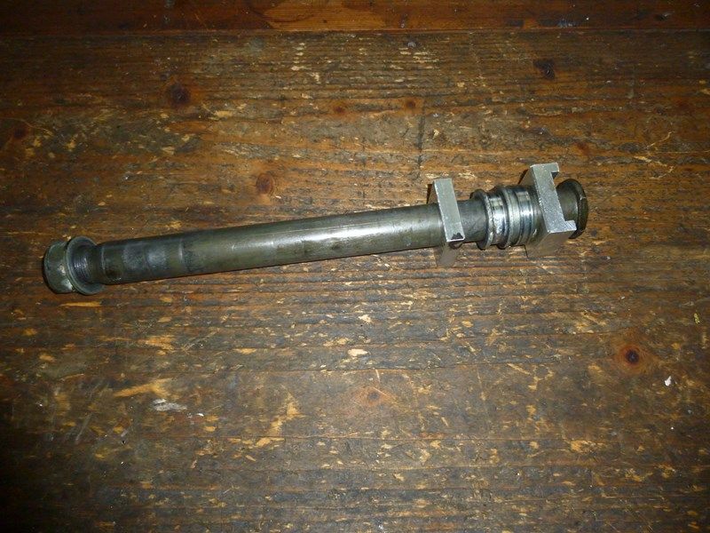 Axe de roue arrière Yamaha 1000 YZF (4VE) 1996-2000