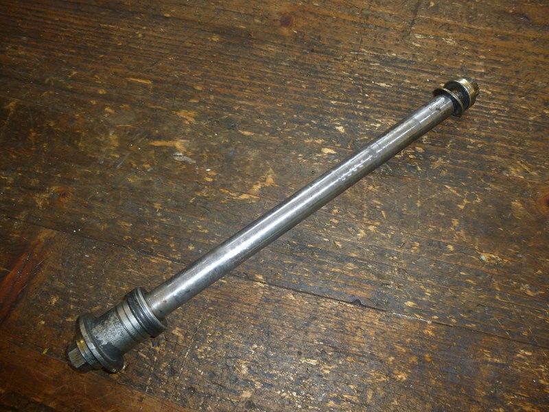 Axe de roue arrière Triumph 1200 Trophy 1996-2003
