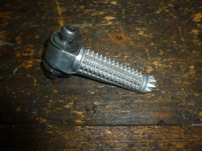 Repose pied passager droit Yamaha 1000 YZF (4VE) 1996-2000