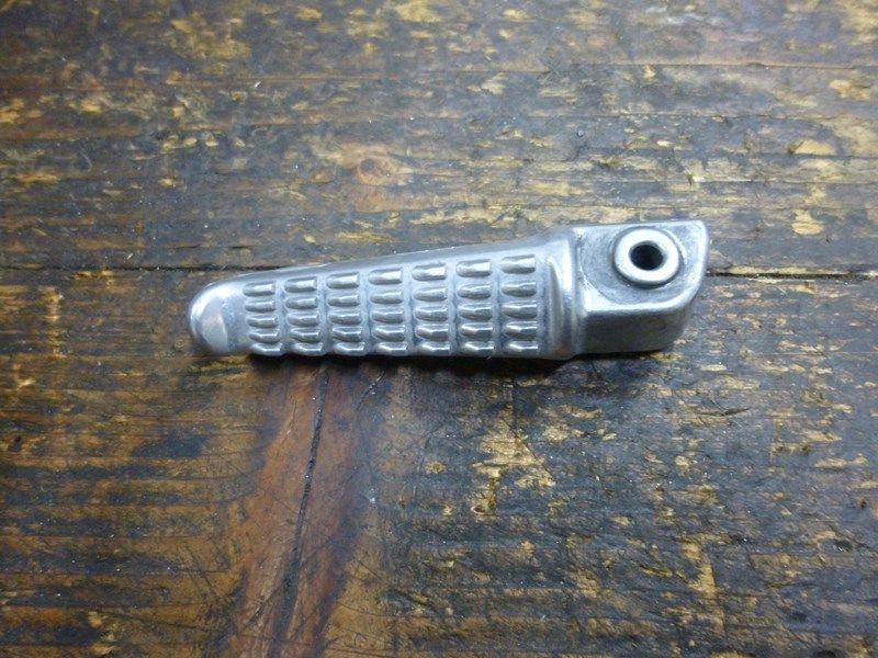 Repose pied passager gauche Kawasaki Z750 2005