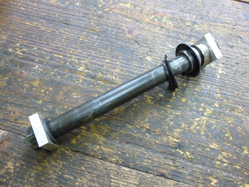 Axe de roue arrière Yamaha 1000 R1 2002-2003