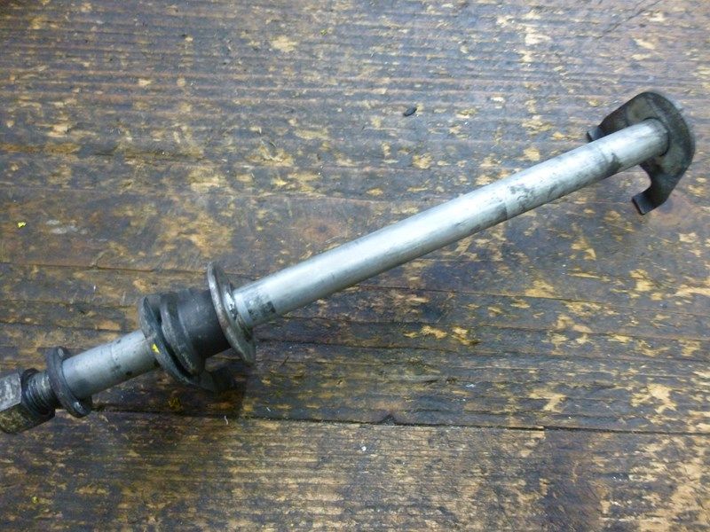 Axe de roue arrière Suzuki 500 GSE (GM51A) 1989-99