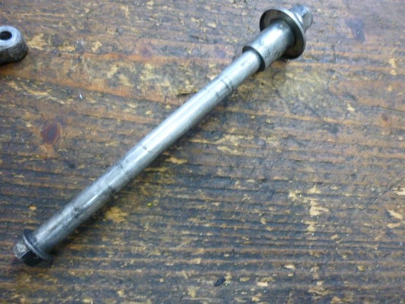 Axe de roue avant Suzuki 500 GSE (GM51A) 1989-99