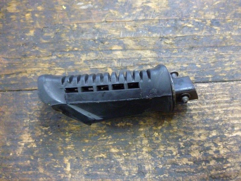 Repose pied passager gauche Suzuki  500 GSE (GM51A) 1989-99