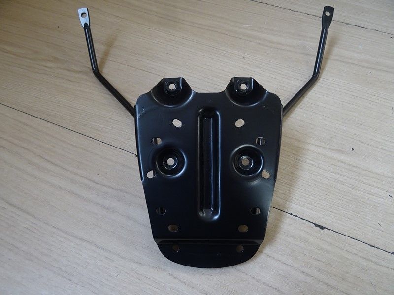 Support porte paquets Sym 125 GTS 2005/ (81310-HMA-610)