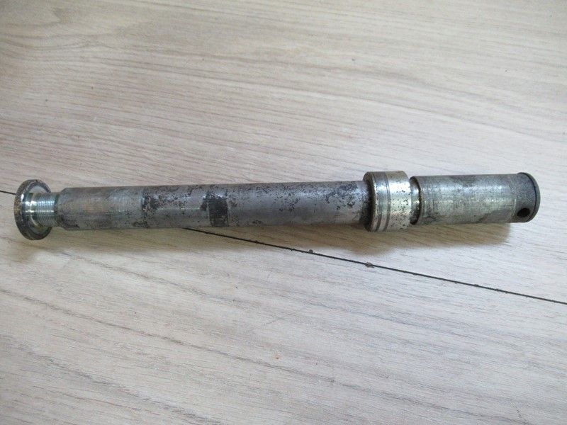 Axe de roue avant Triumph 1200 Trophy 1996-2003