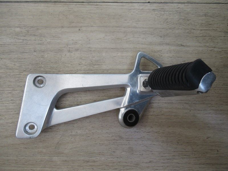 Platine et repose pied arrière gauche Yamaha 1200 XJR 1995-1998
