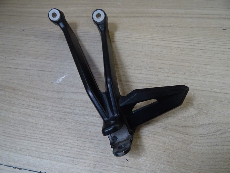 Platine arrière gauche Triumph 765 Street triple 2020/2022 (T2082448)