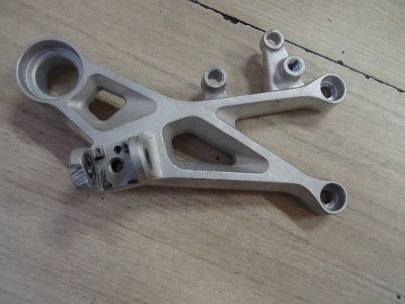 Platine repose pied avant droit Triumph 765 Street triple 2017/2019 (T2081464)