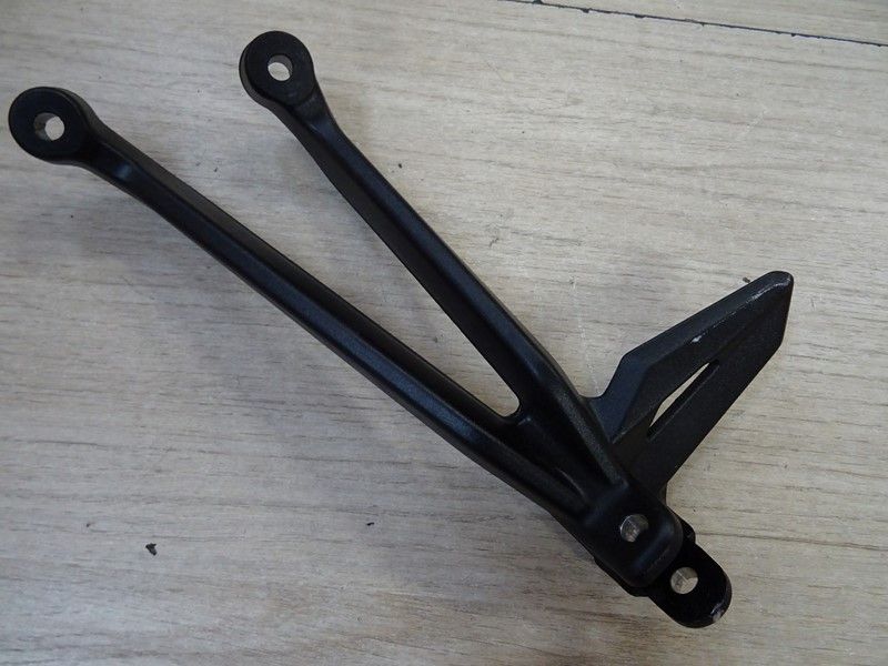 Platine repose pied passager ar gauche Triumph 765 Street Triple R-S-RS 2020/- (T2088156)