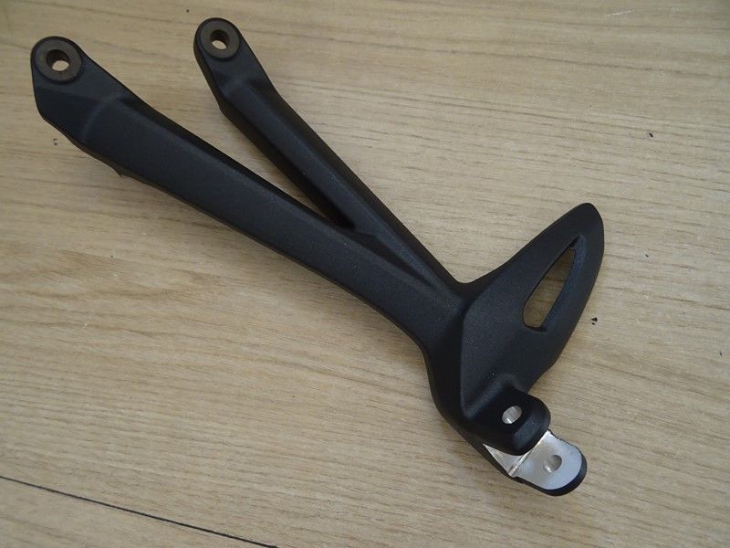 Platine gauche repose pied passager Triumph 675 Street triple 2011/2016 (T2081943)