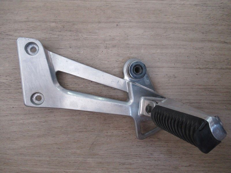 Platine et repose pied arrière droite Yamaha 1200 XJR 1995-1998