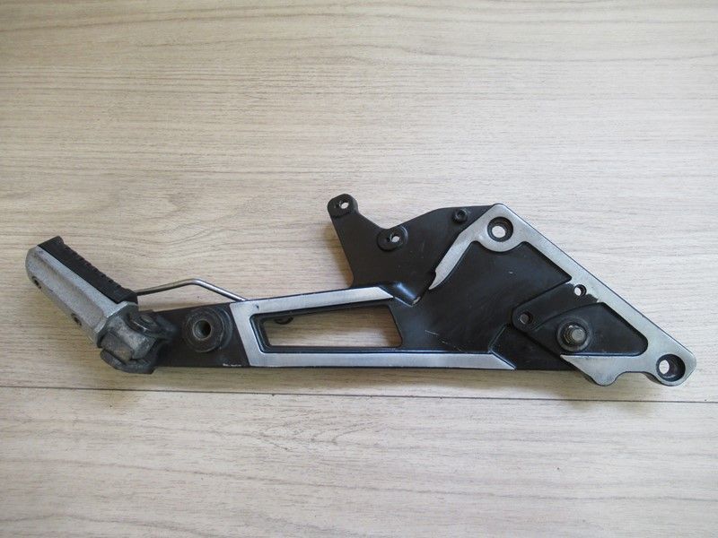 Platine repose-pied arrière droit Kawasaki GPZ1000 RX 1986-1988