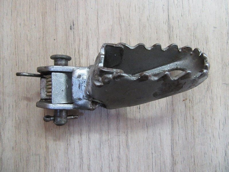 Repose pied avant droit Yamaha 125 DTLC (1HR) 1984-1988