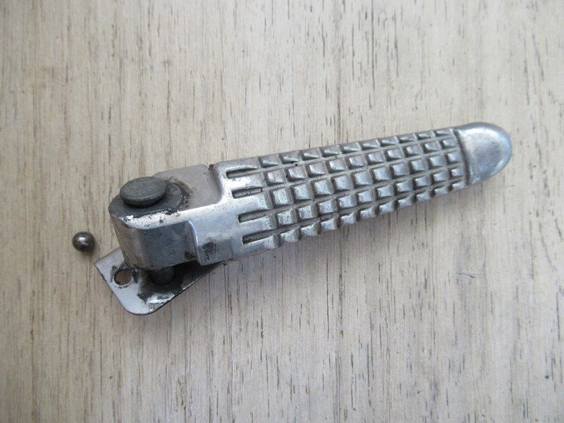 Repose pied arrière droit Suzuki 750 GSXR SRAD 1996-1999