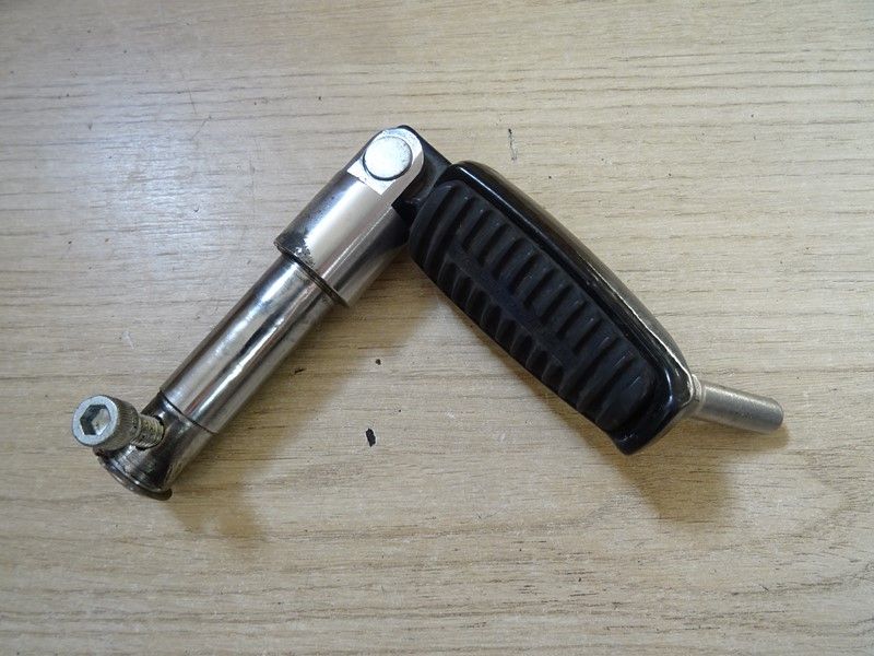 Repose pied avant droit Harley-Davidson XL 1200 CX Sportster 2014/2018 (42972-04)