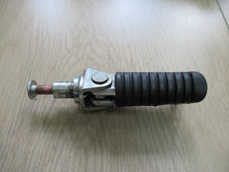 Repose pied avant droit Kawasaki Z750 2004/2012 (340030025)