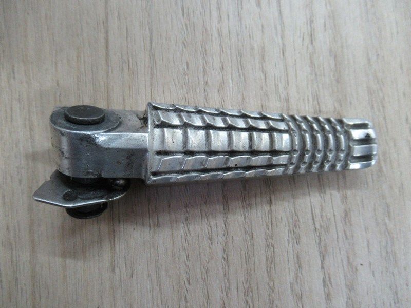 Repose pied arrière droit Suzuki SFV 650 Gladius 2009-2015