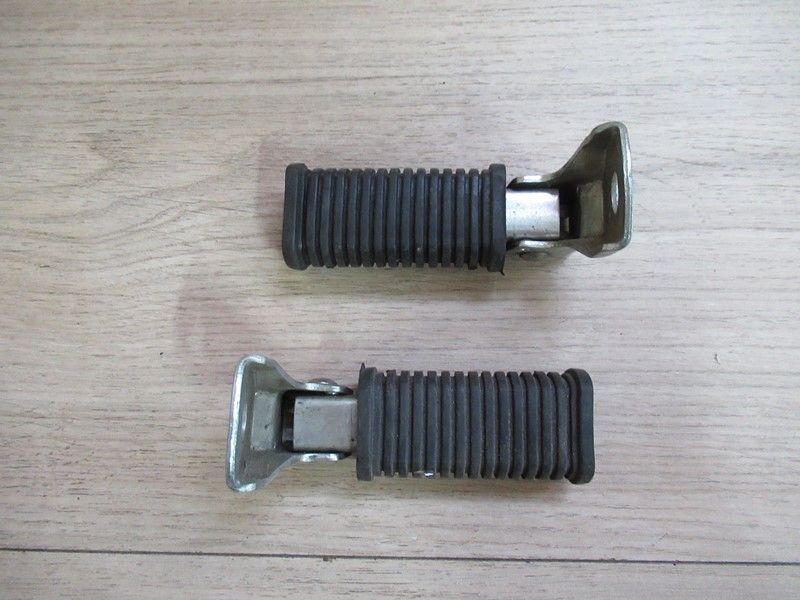 Jeu de repose-pied arrière adaptable 