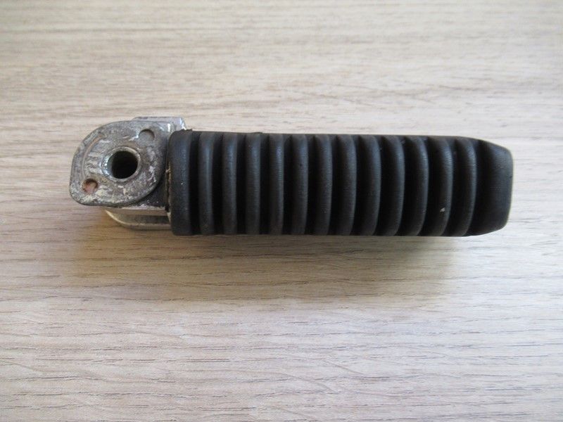 Repose-pied arrière droit Suzuki GSF1200 Bandit 1996-2000 (43610-40C00)