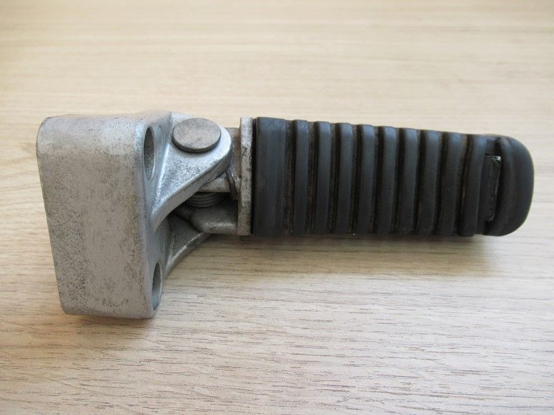 Repose pied pilote droit Kawasaki GPZ1000 RX 1986-1988