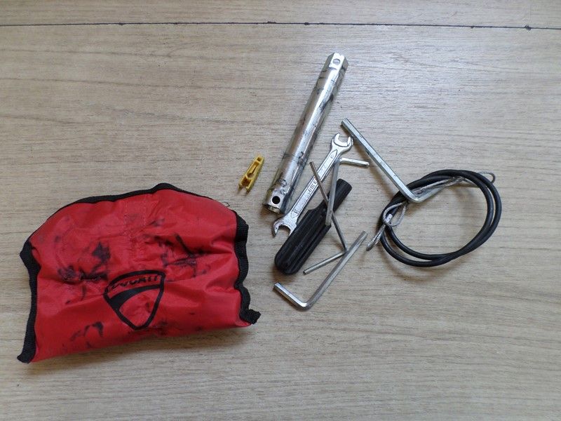 Trousse à ouils DUCATI 1200 DIAVEL 2011/2014 type G100AA