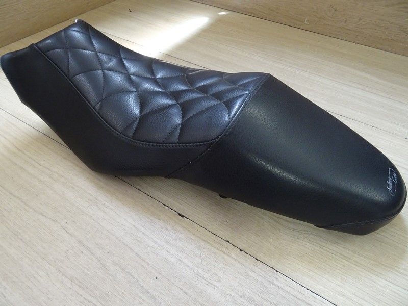 Selle biplace artisanale de marque 'sellerie GARA Lyon' Triumph 675 Street triple 2013/2016